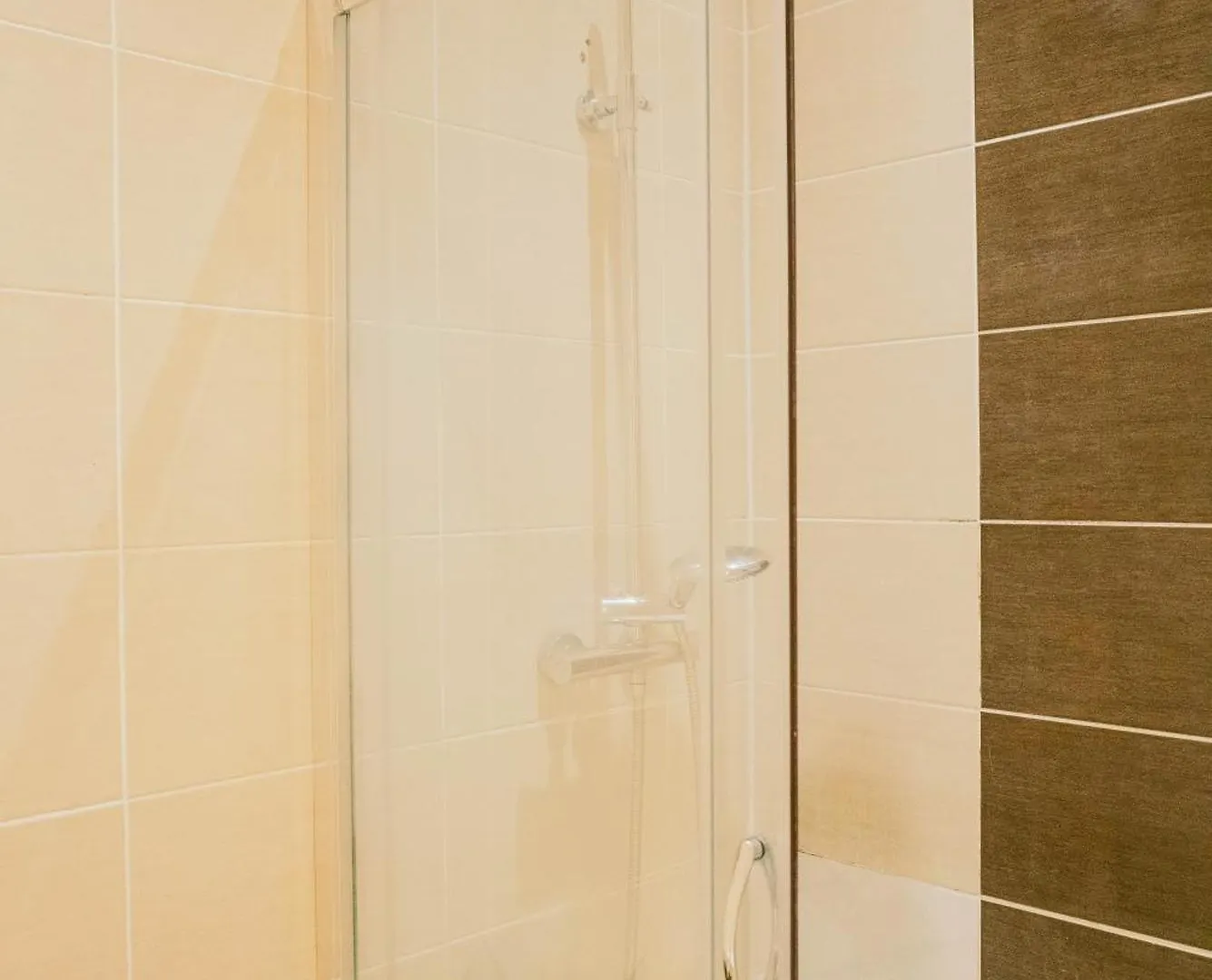 Modern 4 Bed Apartment - Cardiff City Centre - Free Parking