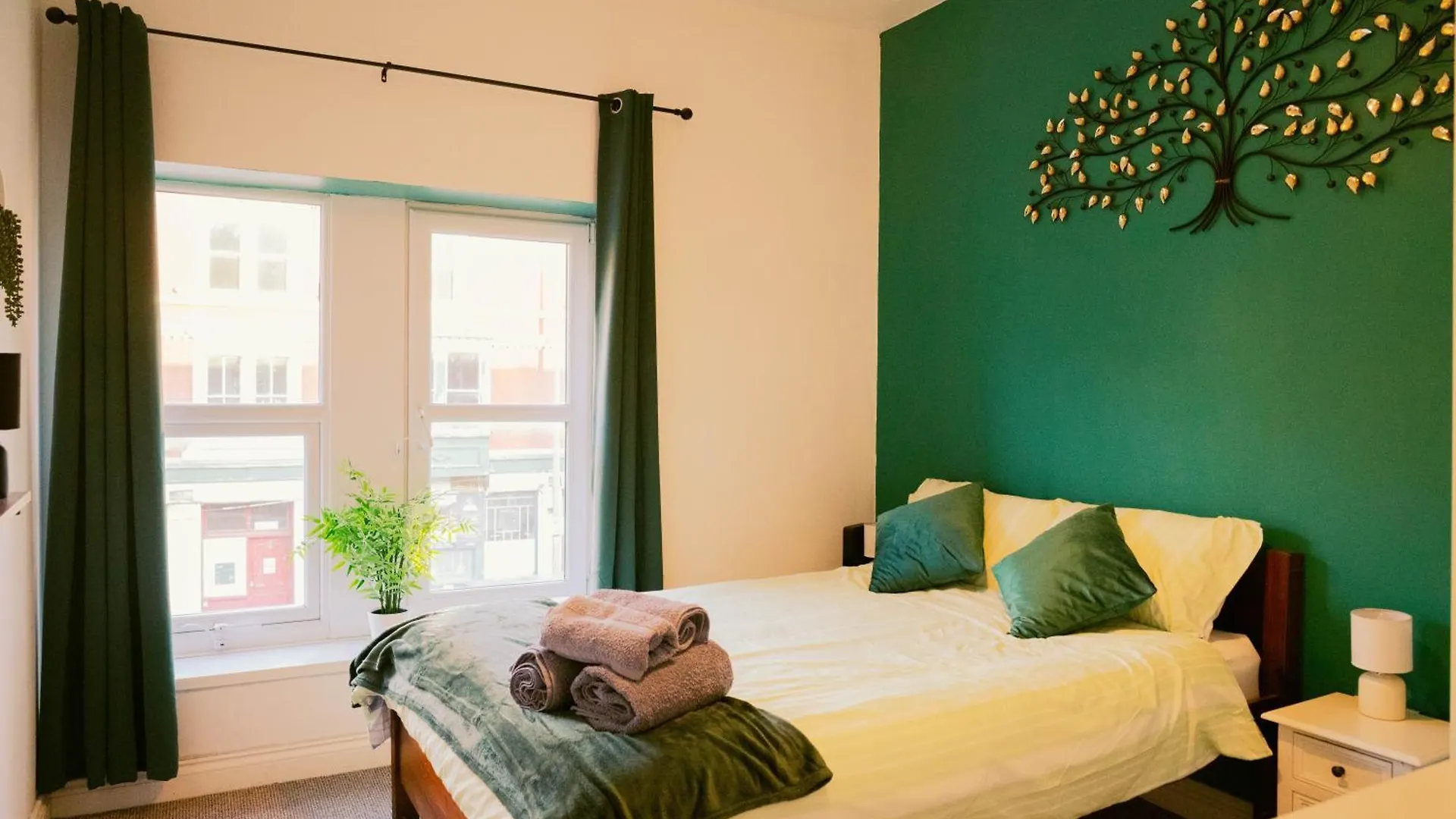 Modern 4 Bed Apartment - Cardiff City Centre - Free Parking