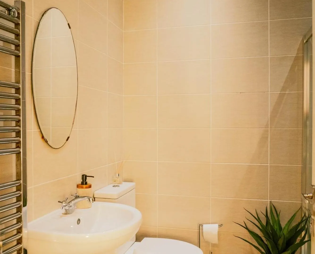 Modern 4 Bed Apartment - Cardiff City Centre - Free Parking 0*,  United Kingdom