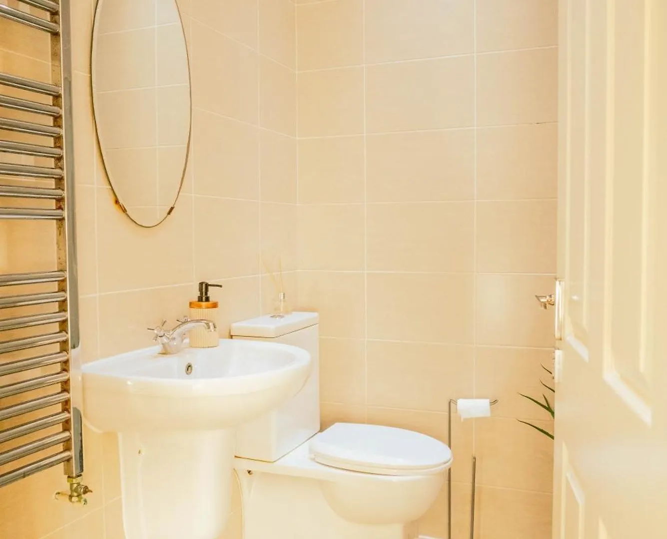 Modern 4 Bed Apartment - Cardiff City Centre - Free Parking