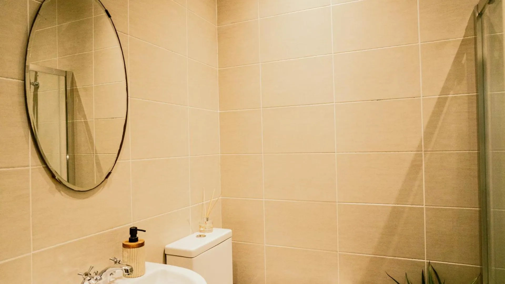 Modern 4 Bed Apartment - Cardiff City Centre - Free Parking United Kingdom