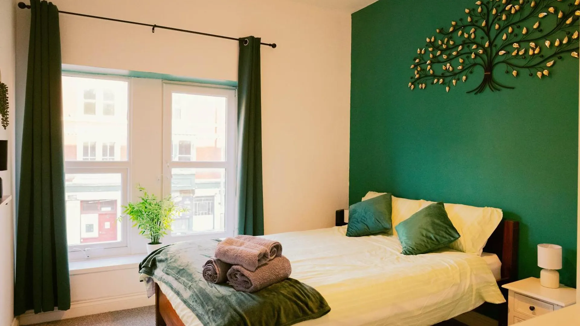 Modern 4 Bed Apartment - Cardiff City Centre - Free Parking 0*,  United Kingdom