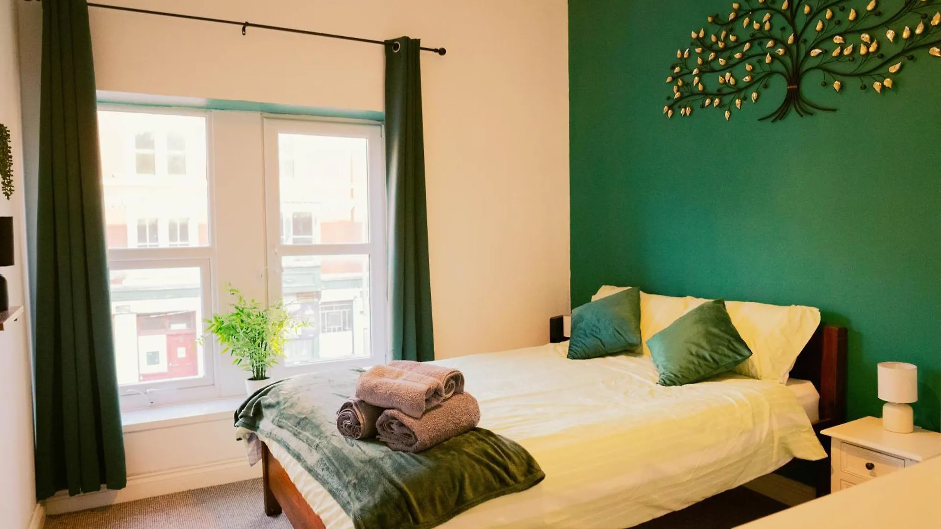 Modern 4 Bed Apartment - Cardiff City Centre - Free Parking