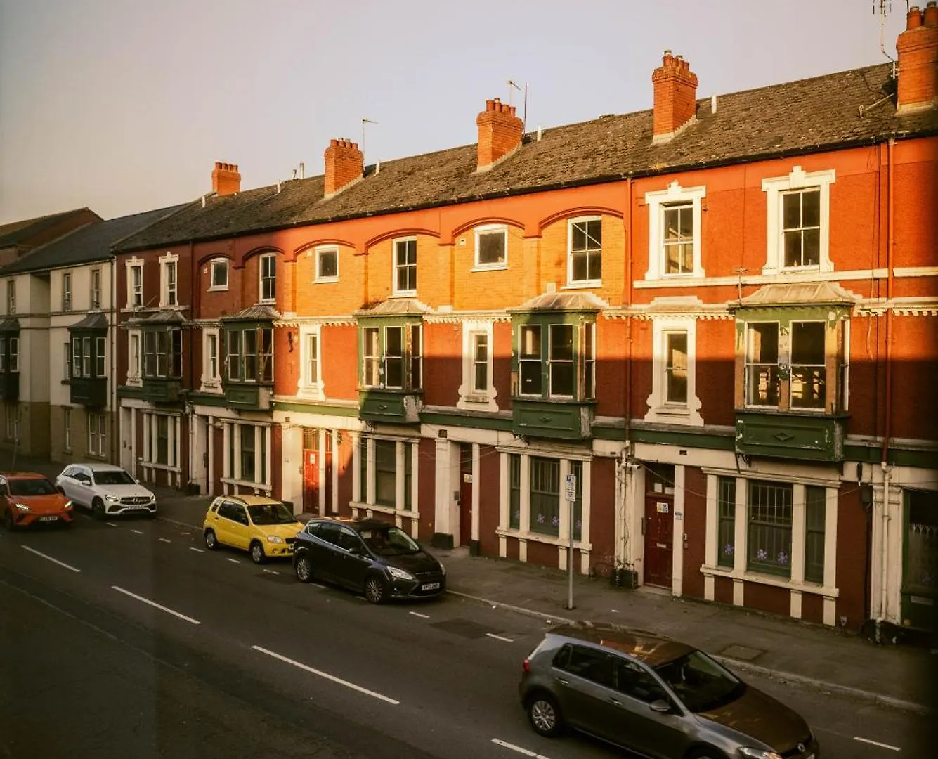 Modern 4 Bed Apartment - Cardiff City Centre - Free Parking