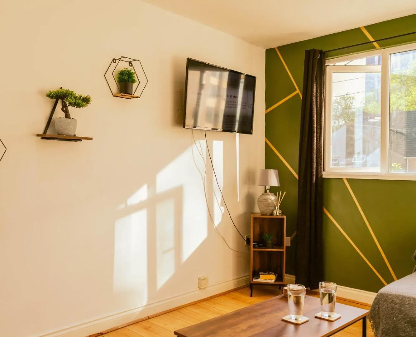 Modern 4 Bed Apartment - Cardiff City Centre - Free Parking