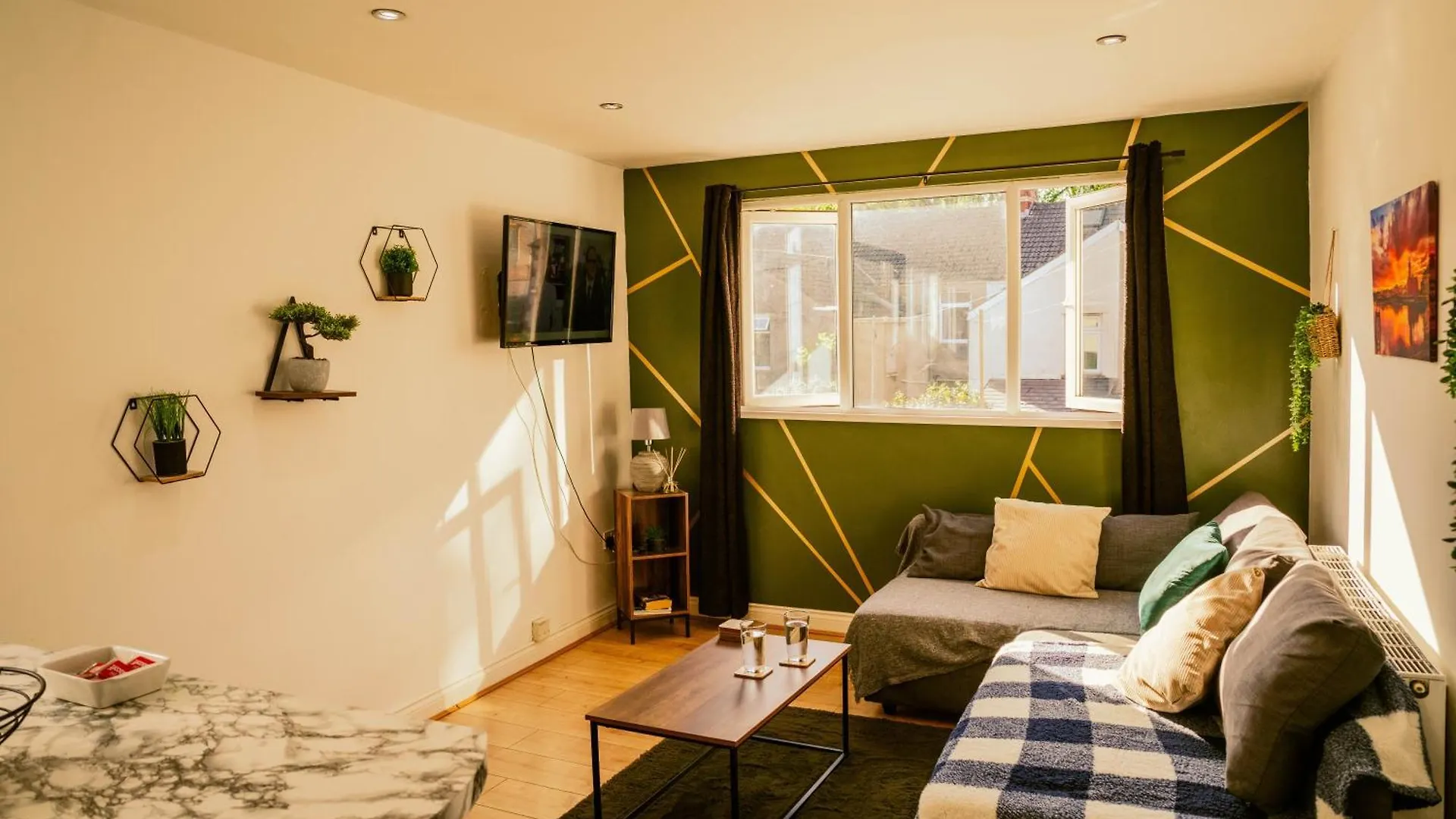 Modern 4 Bed Apartment - Cardiff City Centre - Free Parking