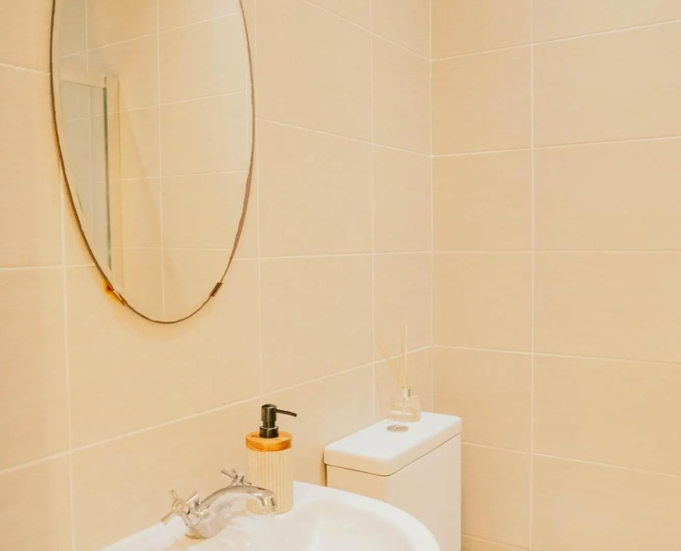 Modern 4 Bed Apartment - Cardiff City Centre - Free Parking