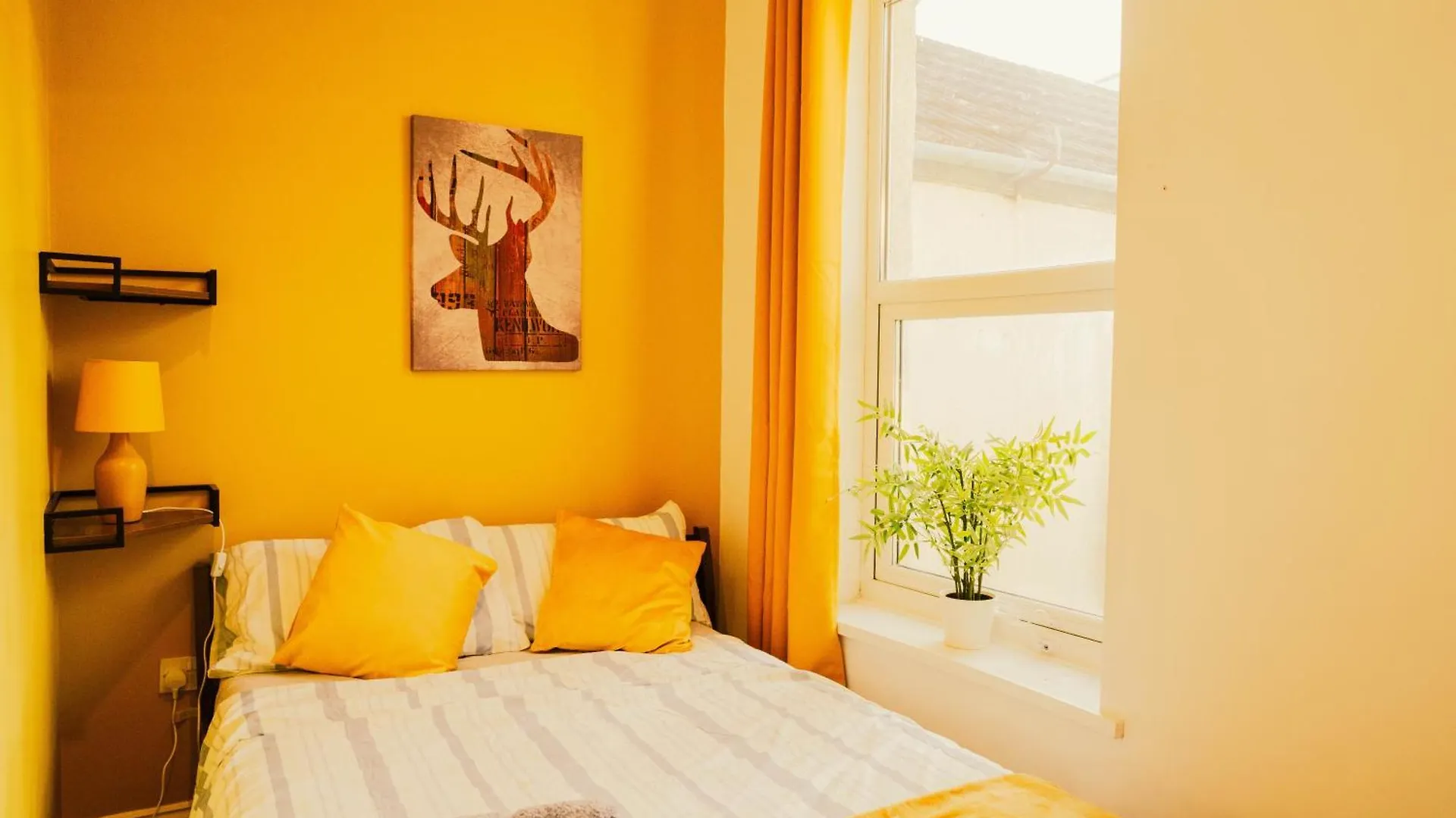 Modern 4 Bed Apartment - Cardiff City Centre - Free Parking