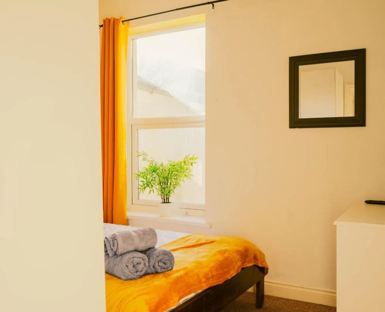 Modern 4 Bed Apartment - Cardiff City Centre - Free Parking