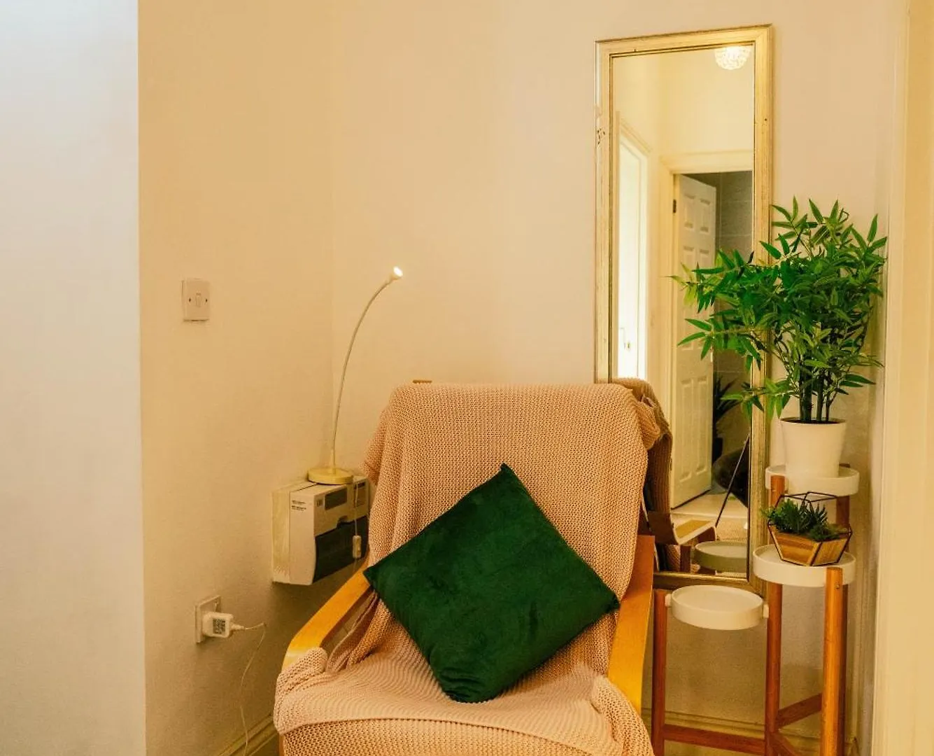 Modern 4 Bed Apartment - Cardiff City Centre - Free Parking