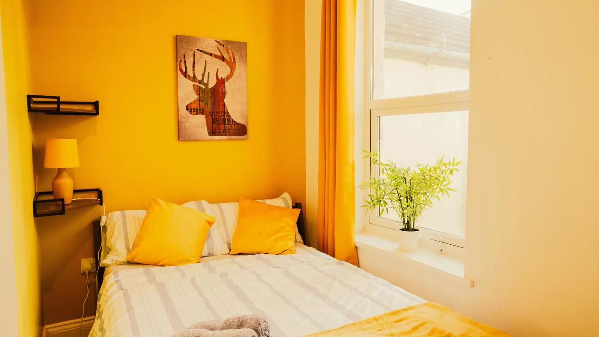 Modern 4 Bed Apartment - Cardiff City Centre - Free Parking